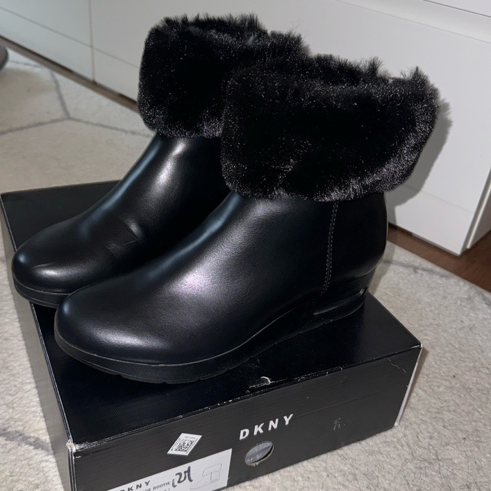 DKNY black fur top ankle boots 👢